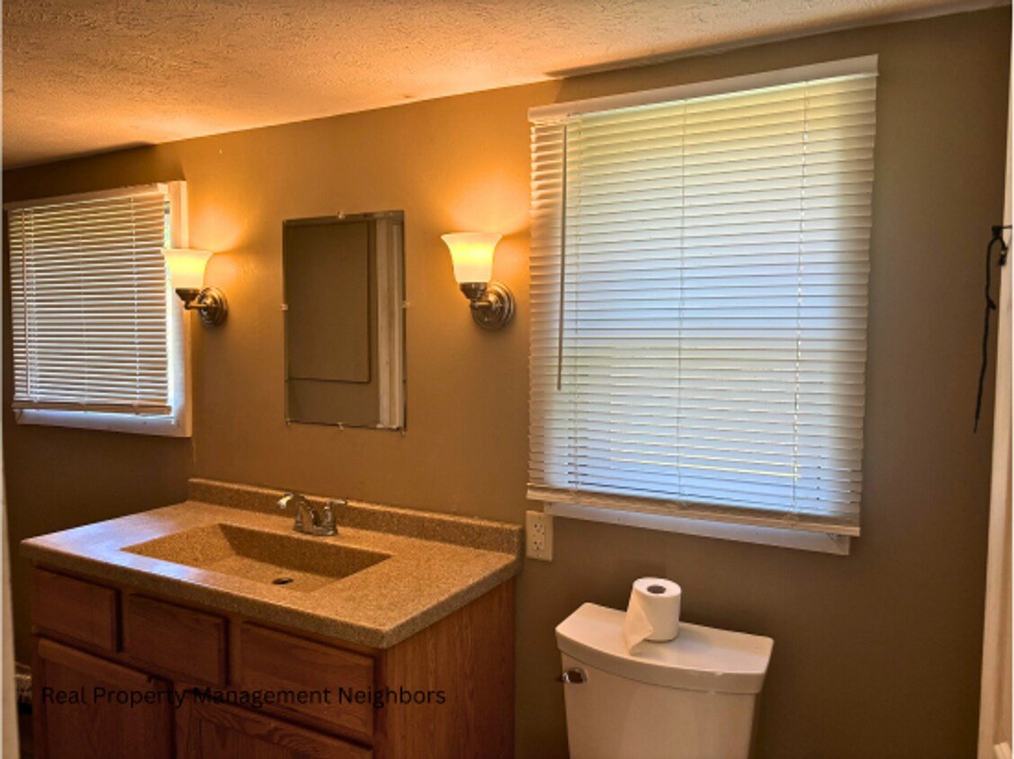 Primary Photo - Large and Sunny 4 Bed 1 Bath Home Availiab...