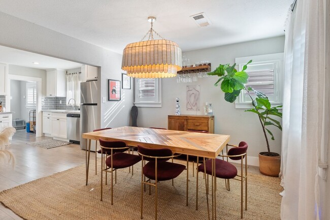 Foto del edificio - 1249 W 56th St