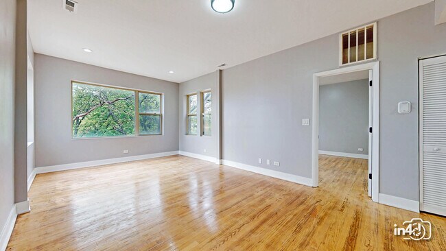 Foto del edificio - 3925 W Ainslie St