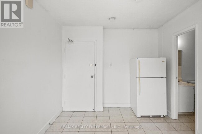 Building Photo - 638-638 Dufferin St