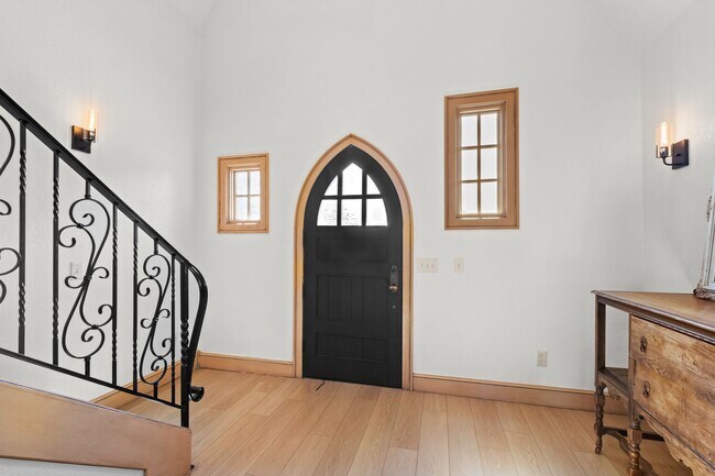 Foto del edificio - Stunning Pet-Friendly 3-Bedroom Home with ...