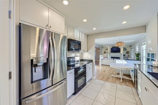 Building Photo - Introducing a spacious 4 bedroom, 2.5 bath...