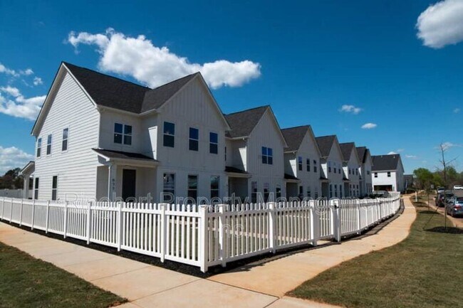 Building Photo - 527 Harjo Dr