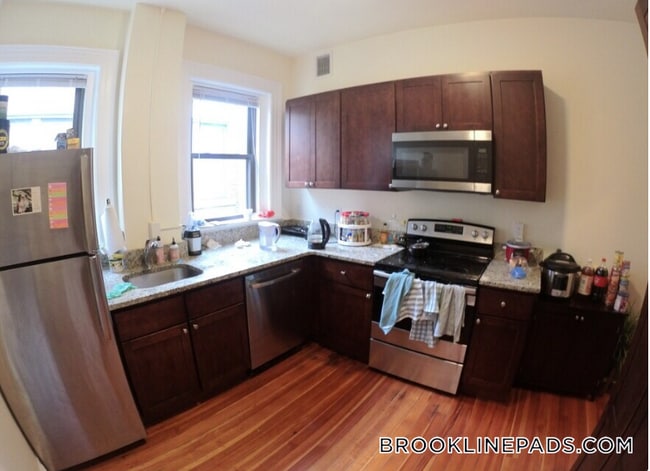 Building Photo - 1463 Beacon St
