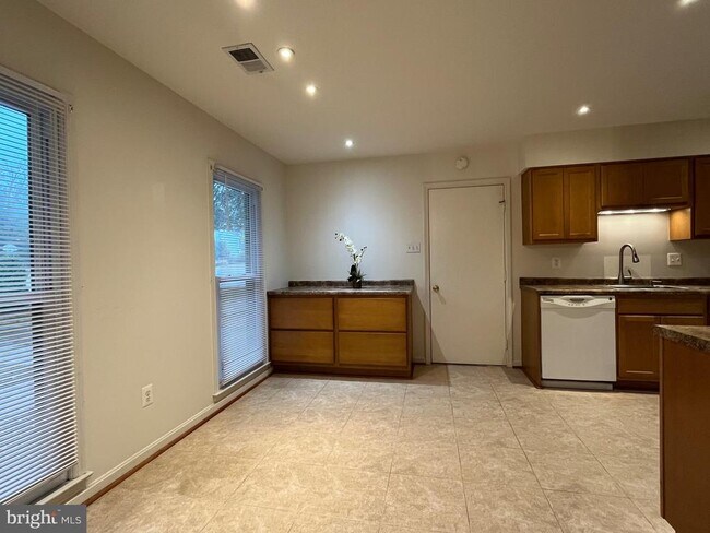 Foto del edificio - 12701 Pinecrest Rd