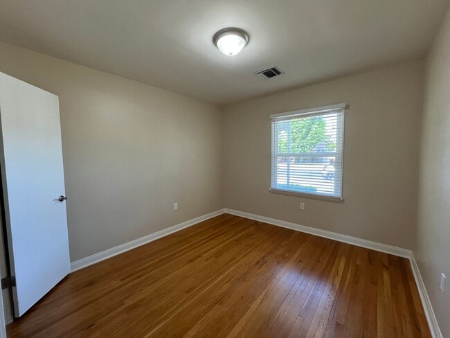 Building Photo - AVAILABLE NOW! 3+2 w/bonus room + applianc...