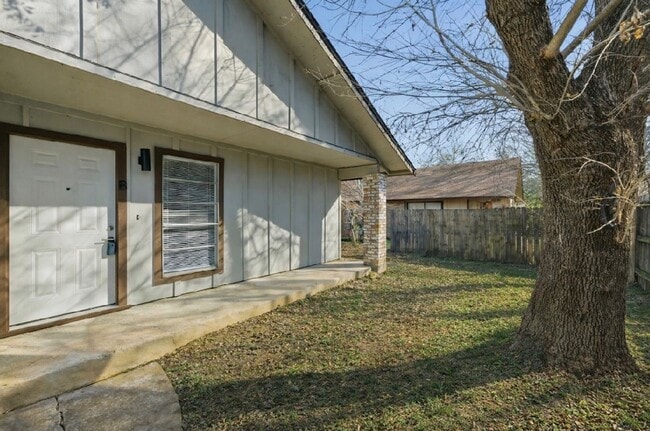 Building Photo - 2/1 Duplex in South Austin!