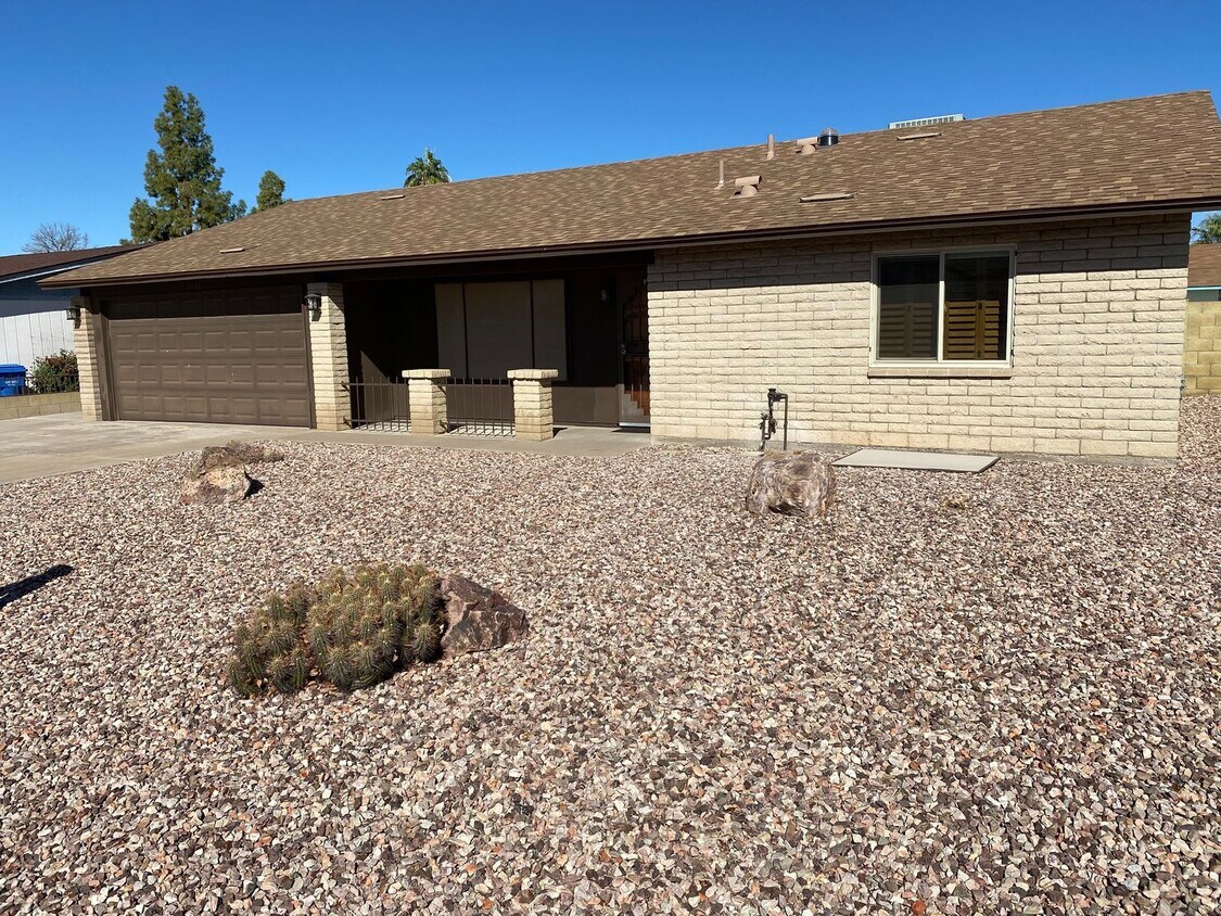 Primary Photo - 3/2 sfh 2 car garage, huge yard 35th Ave &...