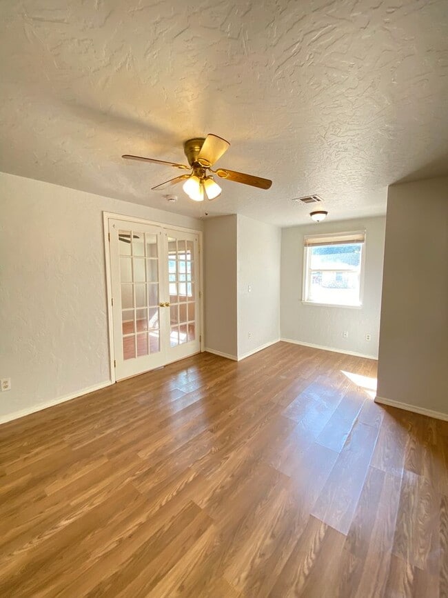 Building Photo - 2 bed 1 bath plus BONUS ROOM in Del City