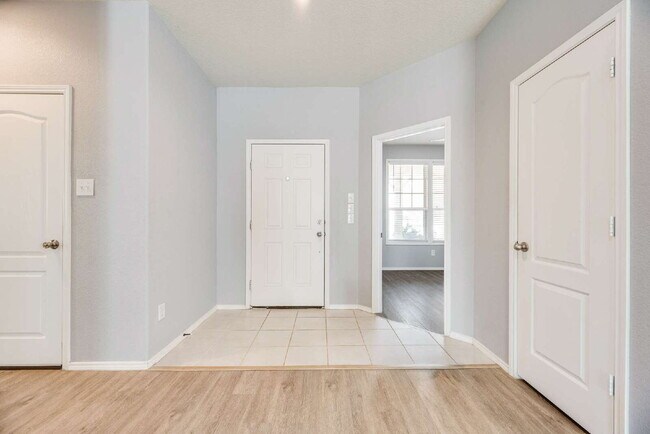 Foto del edificio - Charming 3-Bedroom, 2 Baths with 1,670 Sq Ft of Comfort in Providence Village