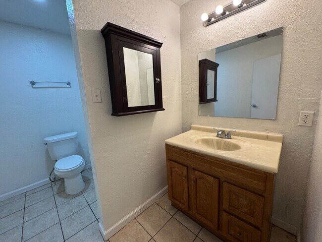Foto del edificio - Fourplex one bedroom unit is ready to move...