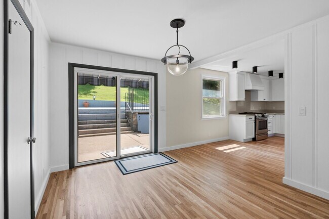 Dining Area - 915 Preston Dr