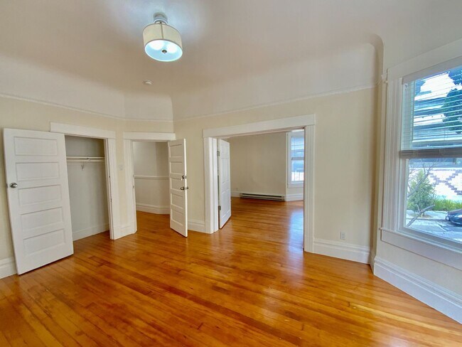 Foto del edificio - RENOVATED 2BR. Dishwasher! Laundry On-Site...