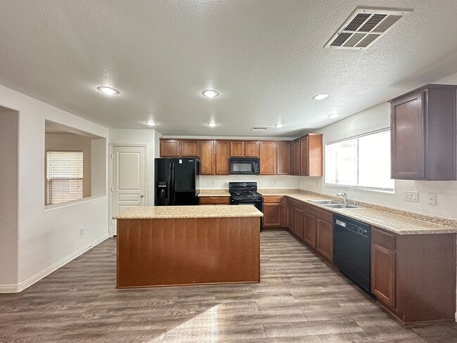 Foto del edificio - 4859 Golden Shimmer Ave
