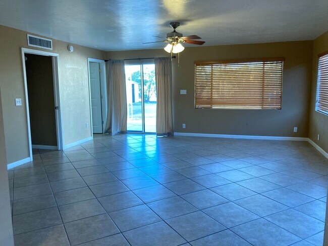 Building Photo - Central 3 Bedroom