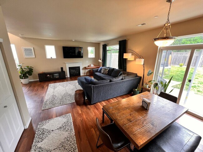 Foto del edificio - Spacious 3BR/2.5BA w/ Open Floor Plan, Fenced Yard, Office Nook & Garage
