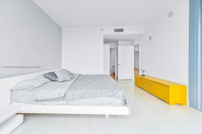 Foto del edificio - 601 NE 36th St