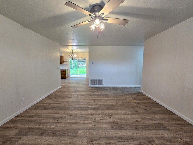 Building Photo - Beautifully remodeled 3 bed 1.5 bath home ...