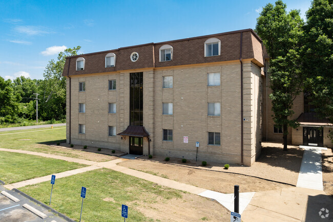 Foto del edificio - Versailles Apartments