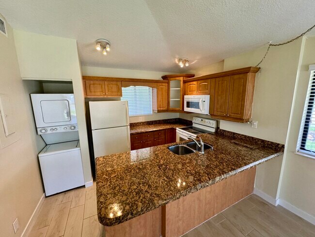 Building Photo - 705 Club Dr