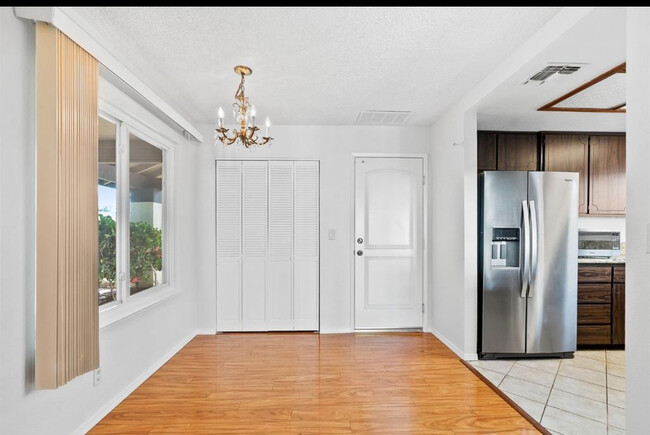 Building Photo - 9517 Helio Dr