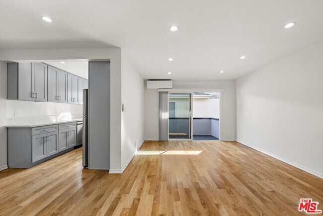 Foto del edificio - 1425 N Harper Ave