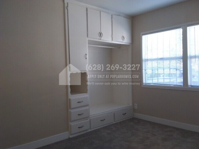 Building Photo - 1451 W Summit St
