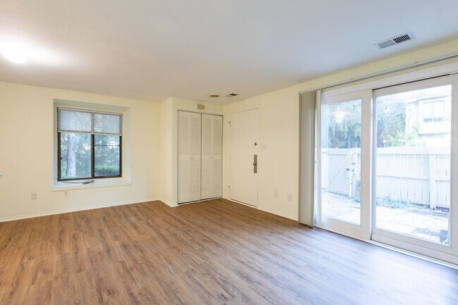 Building Photo - Lovely 3 BR/1.5 BA EOG Townhome in Montgom...