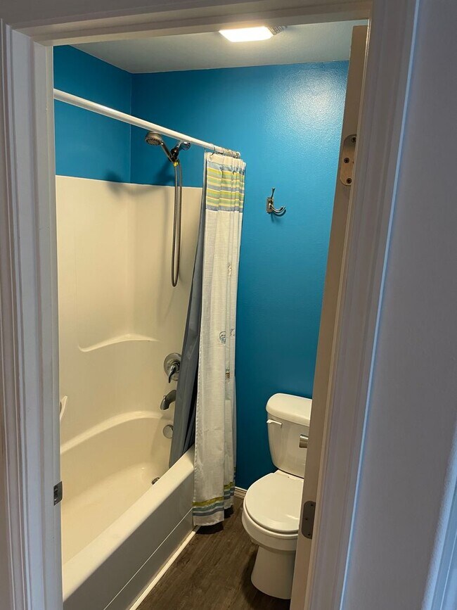 Building Photo - Spacious and well-maintained 3-bedroom, 2-bathroom condo