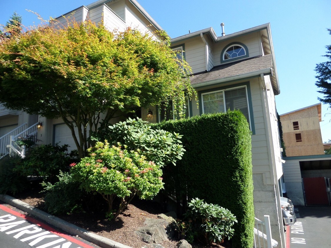 Foto principal - 821 Sunset Blvd NE