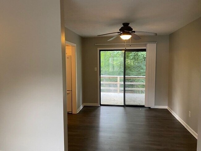 Building Photo - Gorgeous 3 bedroom 2.5 bath home in Farrag...