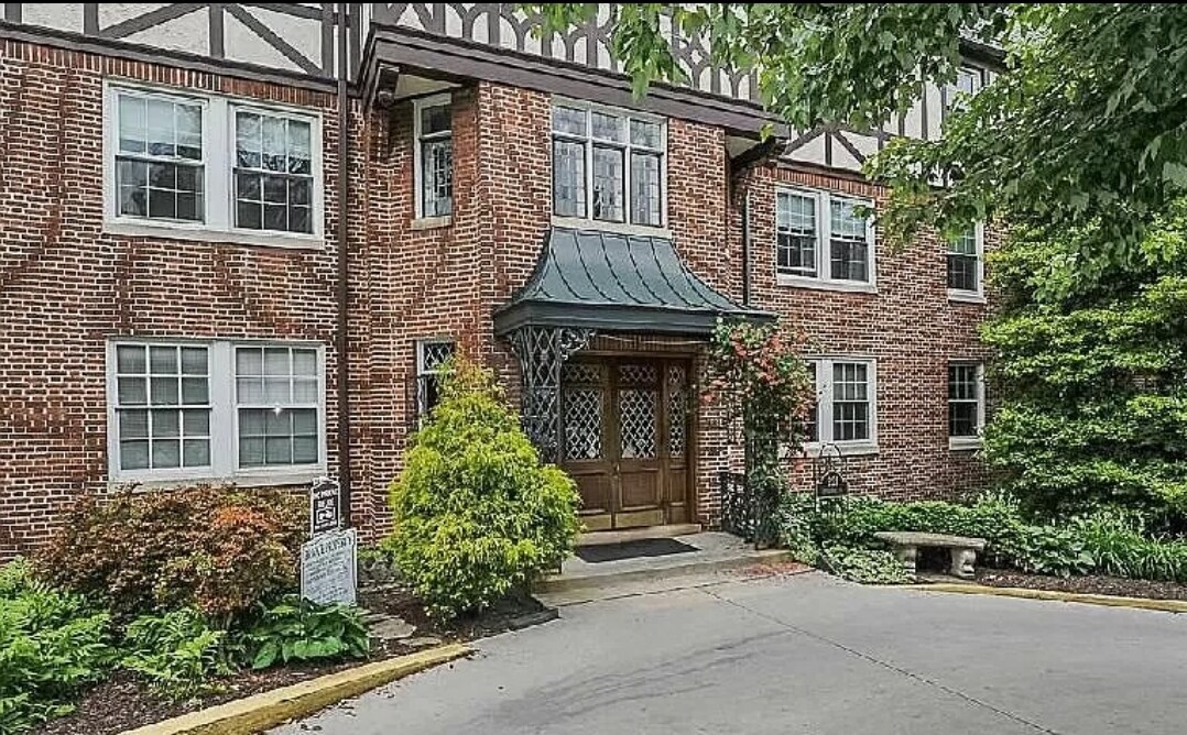 Front entrance - 221 Ridgemede Rd