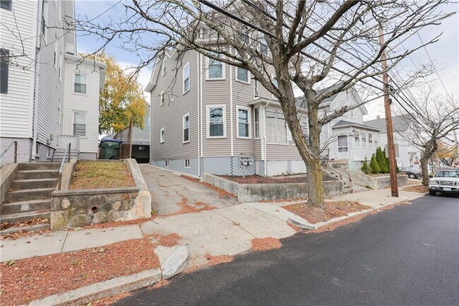 Foto del edificio - 214 Silver Spring St