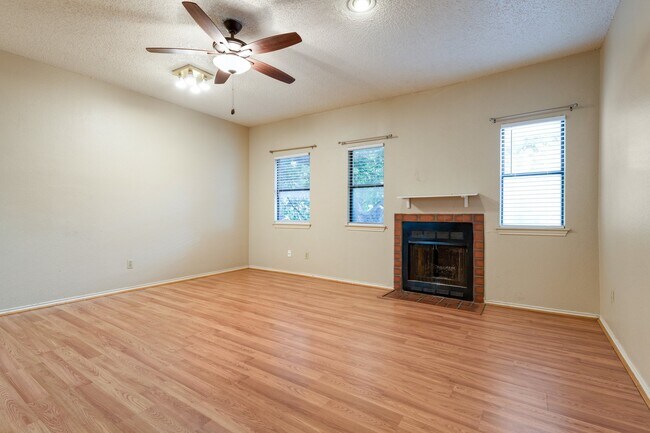 Foto del edificio - UT PRE-LEASE: 2 BR / 2 BA West Campus Condo - Walk to Campus - Newly Remodeled Kitchen