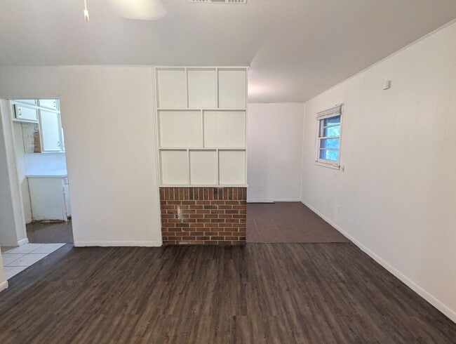 Building Photo - Cozy 3/1 Brick Home