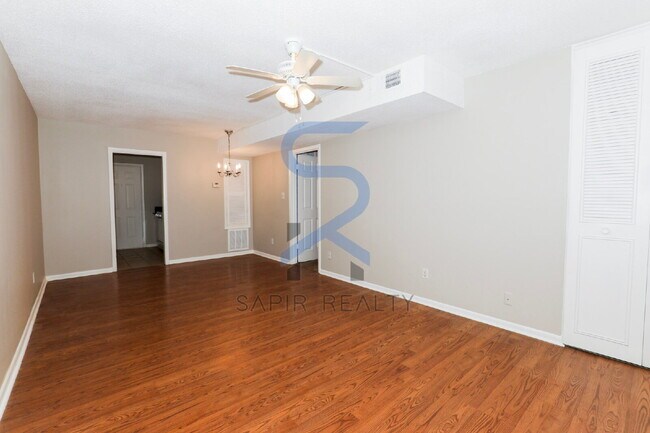 Foto del edificio - Charming 2BR/1BA Nestled in the Heart of Historic College Park