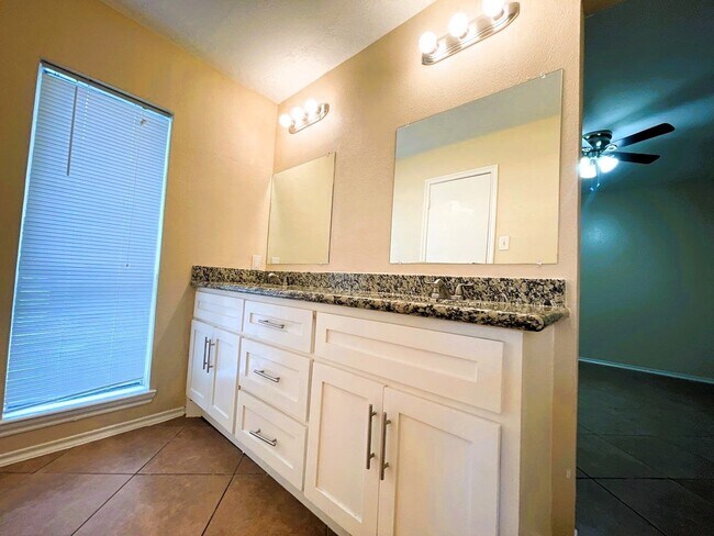 Foto del edificio - 5615 Lynngate Dr