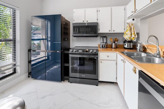 Foto del edificio - 3068 S Oakland Forest Dr