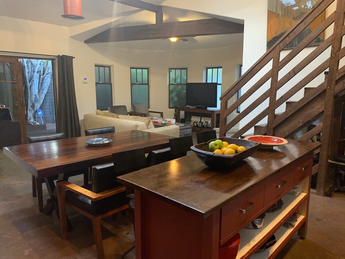 Open floor plan. High ceilings - 2207 Glendon Ave