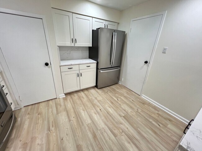 Building Photo - Newly renovated 3-bedroom, 2.5-bath home in Philadelphia’s Art Museum area