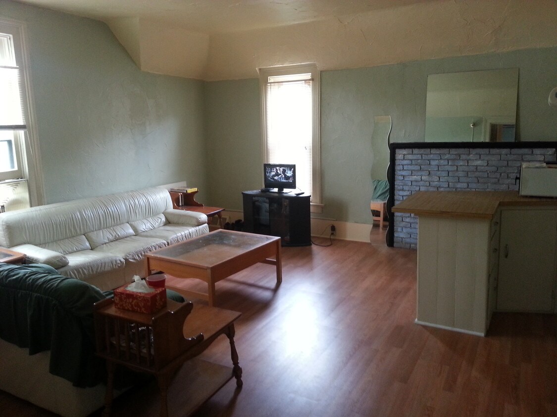 Primary Photo - 416 Avon St