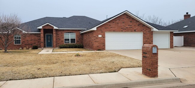 Building Photo - LARGE LUXURY HOME IN RAINTREE ADDITION