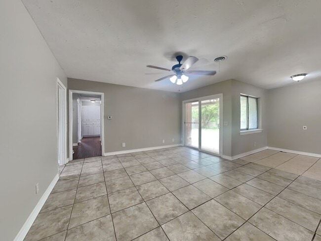 Foto del edificio - 5705 Trailwood Dr