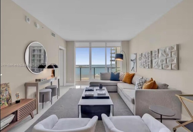 Building Photo - 1300 Brickell Bay Dr