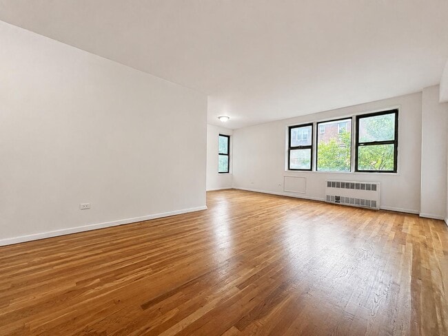 Foto del edificio - 6645 Broadway