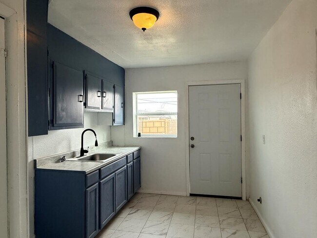 Foto del edificio - 1910 E California Ave