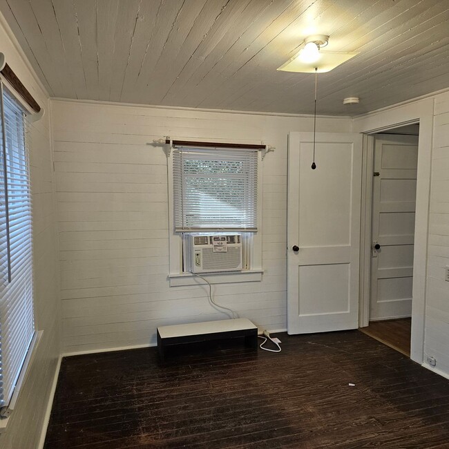 Building Photo - Small house for You