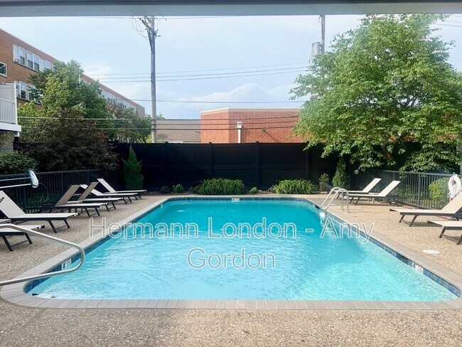 Foto del edificio - 4225 W Pine Blvd