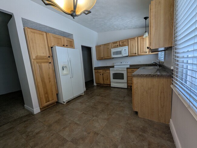 Building Photo - 2566 S 150 W