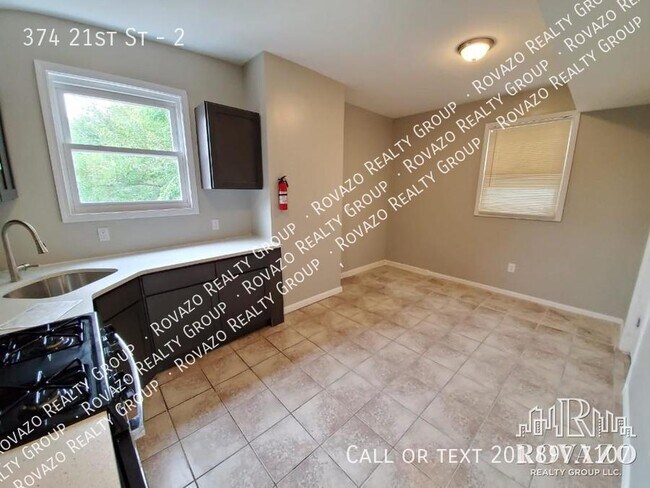 Foto del edificio - 374 21st St - 3 bedroom in Irvington